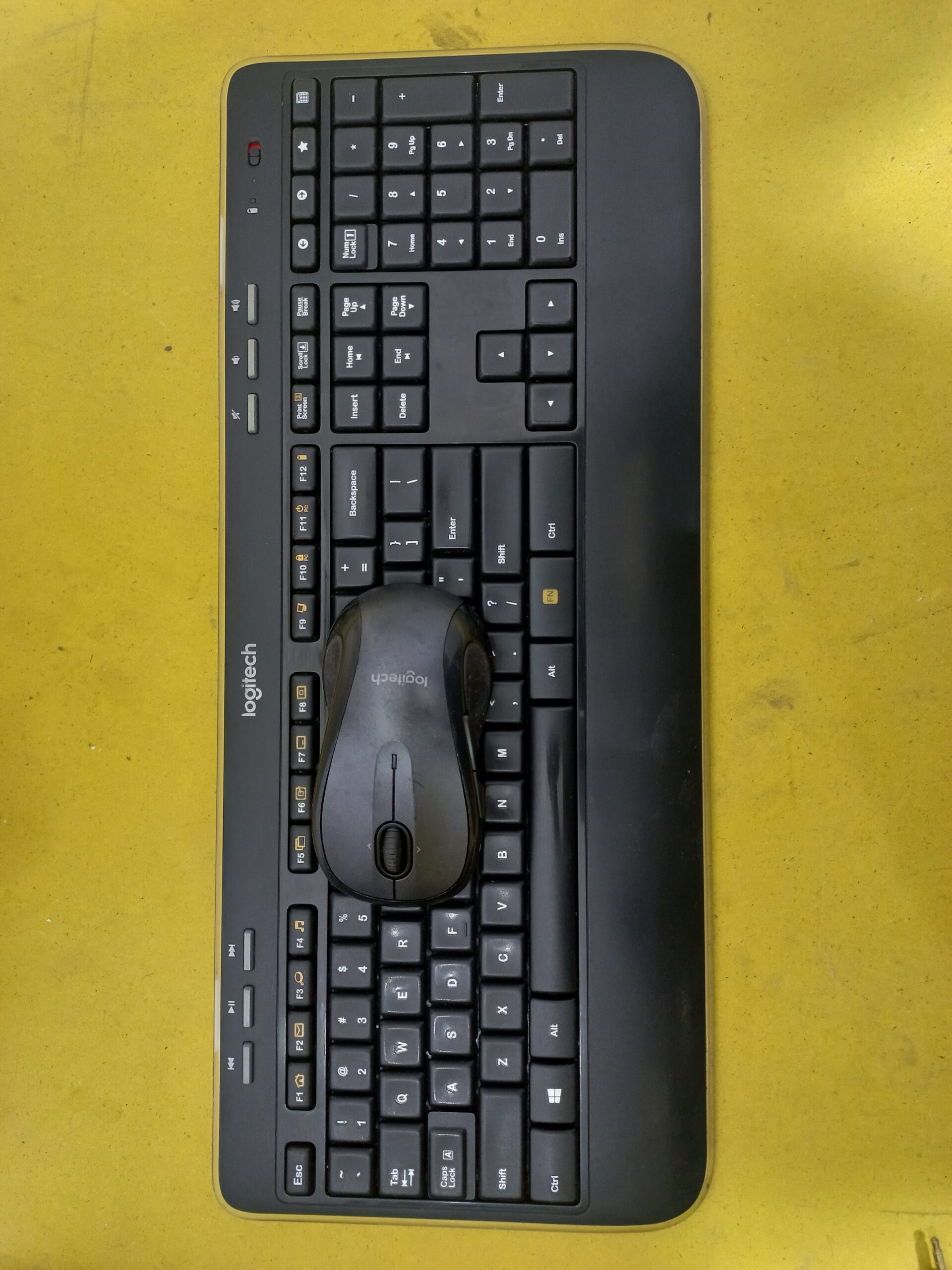 20231027_205342-scaled-1.jpg Wireless Logitech Keyboard and Mouse Combo with Dongle. - Image 1